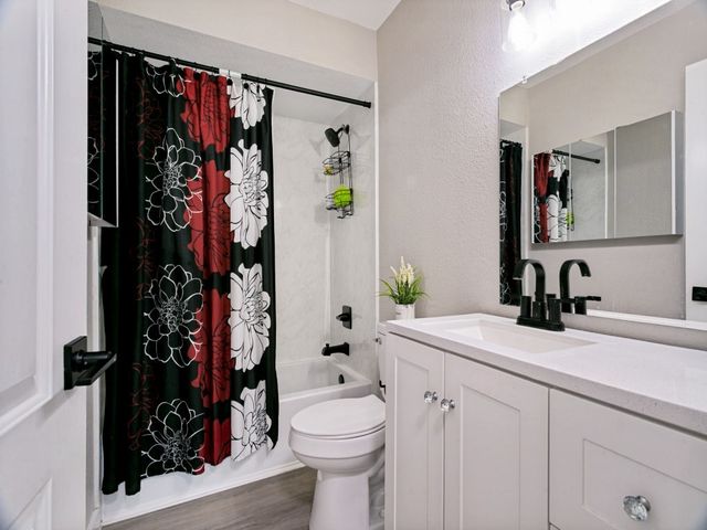569 Hunters Glen Street, Lewisville, TX 75067
