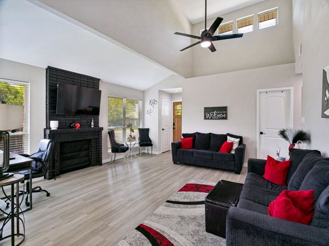 569 Hunters Glen Street, Lewisville, TX 75067