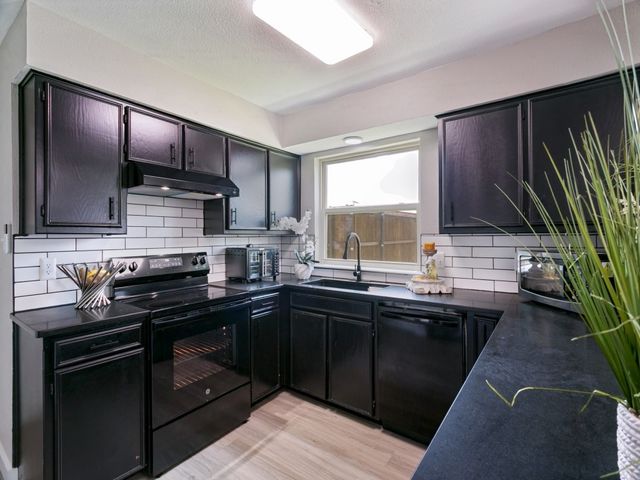 569 Hunters Glen Street, Lewisville, TX 75067