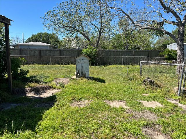 223 Walnut Street, New Ulm, TX 78950