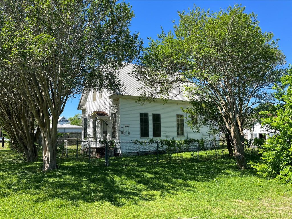 223 Walnut Street, New Ulm, TX 78950