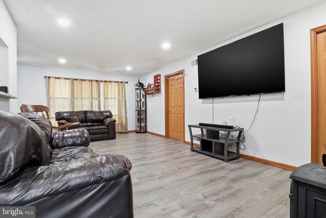 25 HAKE RD, Dover, PA 17315