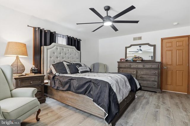 25 HAKE RD, Dover, PA 17315