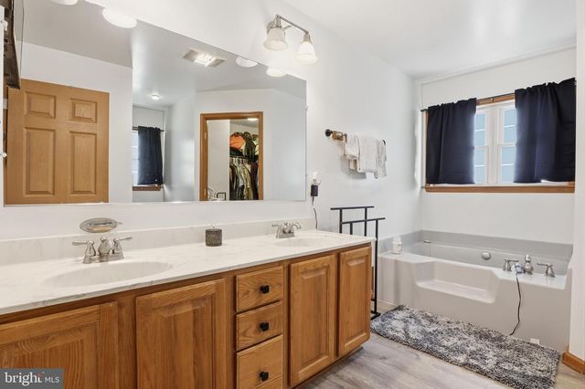 25 HAKE RD, Dover, PA 17315