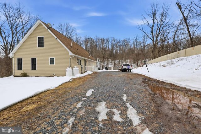 25 HAKE RD, Dover, PA 17315