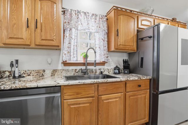 25 HAKE RD, Dover, PA 17315