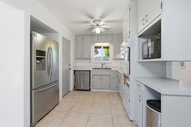 2433 Kildare Ln, Modesto, CA 95354