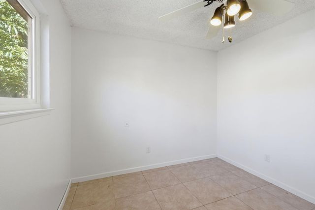 2433 Kildare Ln, Modesto, CA 95354