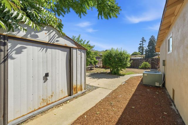2433 Kildare Ln, Modesto, CA 95354