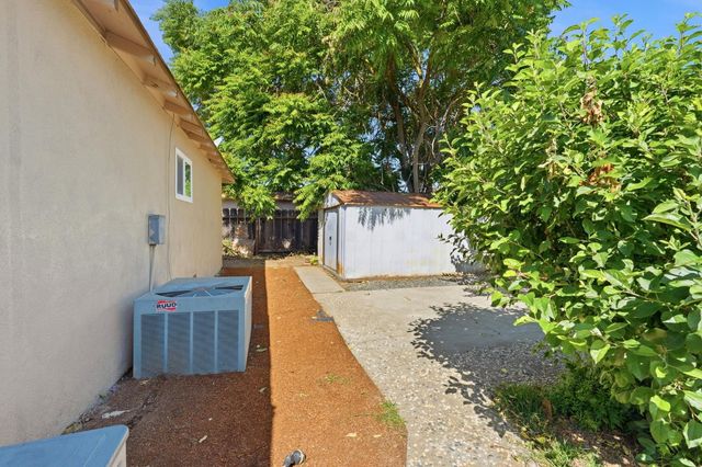 2433 Kildare Ln, Modesto, CA 95354