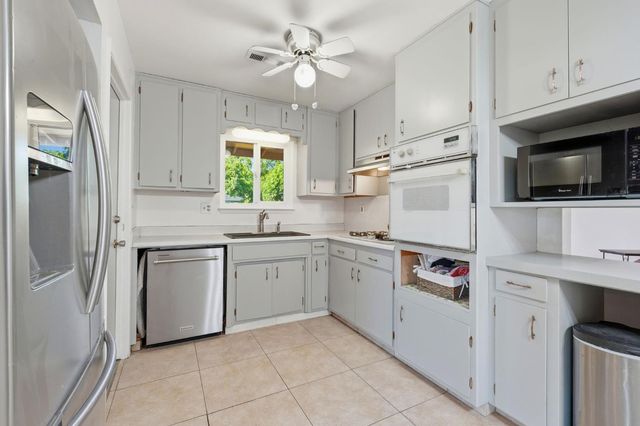 2433 Kildare Ln, Modesto, CA 95354
