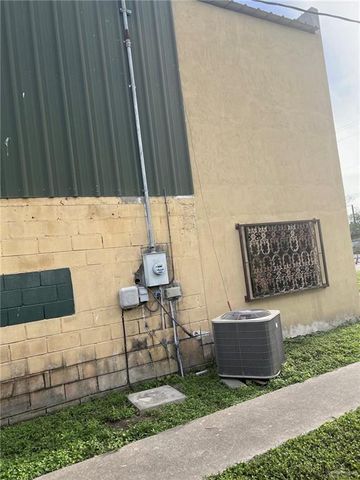 908-932 S Cesar Chavez Road S, Edinburg, TX 78542