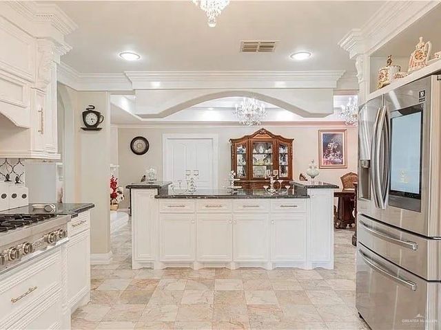 908-932 S Cesar Chavez Road S, Edinburg, TX 78542