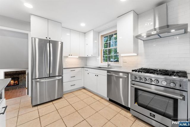 8 Brook Way, Demarest, NJ 07627