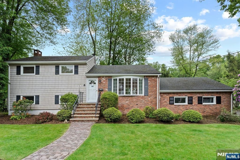 8 Brook Way, Demarest, NJ 07627