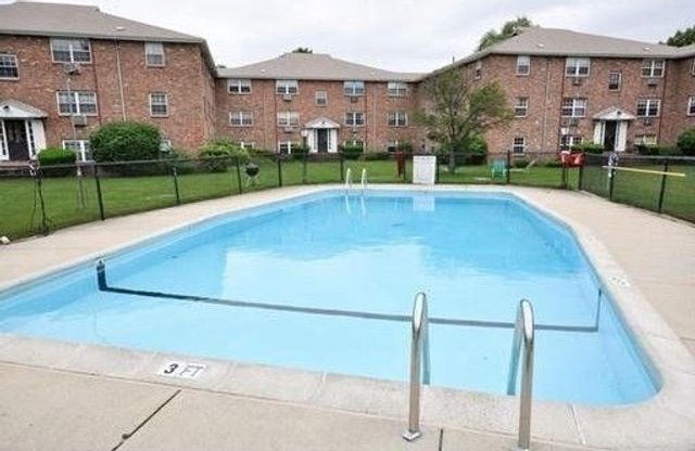 1 Colonial Village Dr 3, Arlington, MA 02476