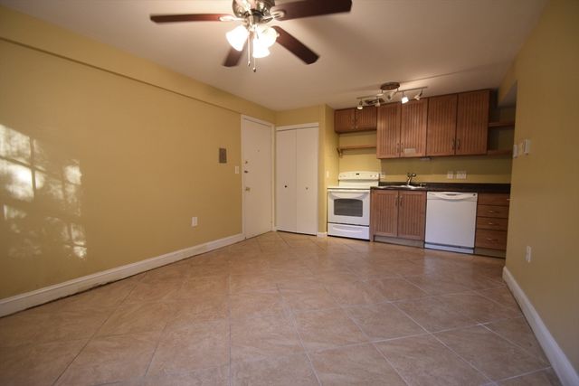 1 Colonial Village Dr 3, Arlington, MA 02476