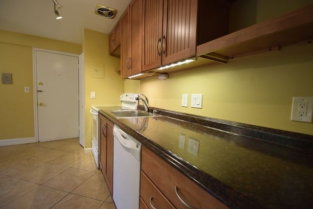 1 Colonial Village Dr 3, Arlington, MA 02476