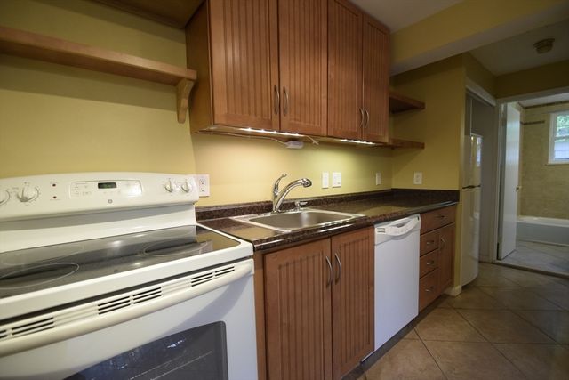 1 Colonial Village Dr 3, Arlington, MA 02476