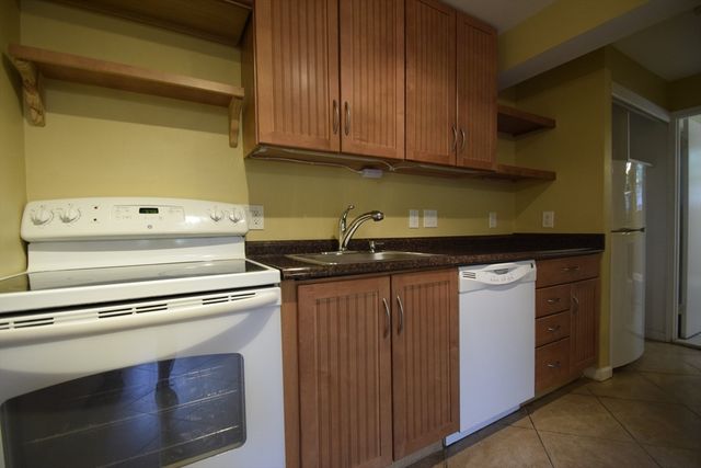 1 Colonial Village Dr 3, Arlington, MA 02476