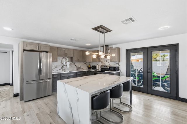 3915 E HILLERY Drive, Phoenix, AZ 85032