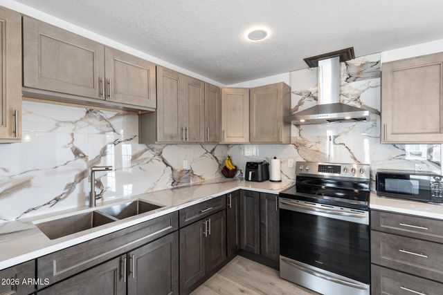 3915 E HILLERY Drive, Phoenix, AZ 85032