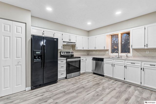 102 Hillcrest Avenue, Bellevue, NE 68005