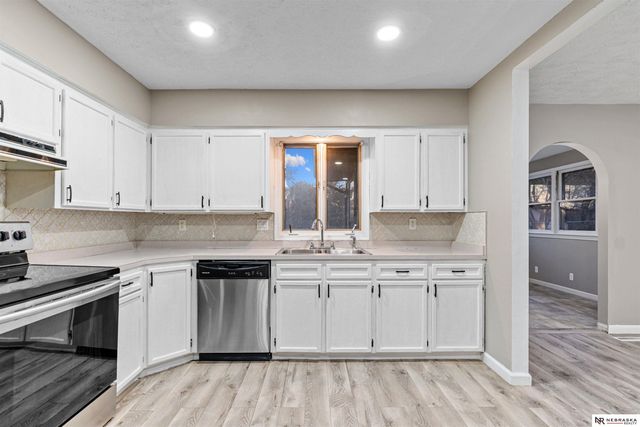 102 Hillcrest Avenue, Bellevue, NE 68005