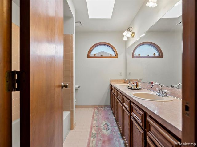 46386 Jackson Drive, Macomb, MI 48044