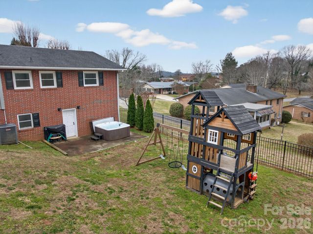 1037 Prestwood Drive SE, Lenoir, NC 28645