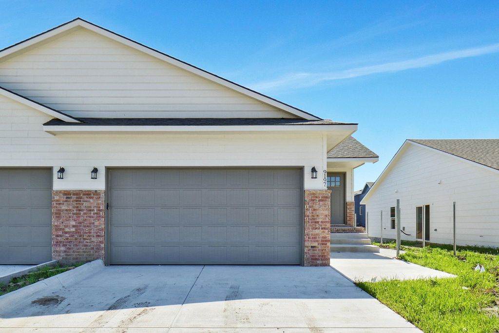 9199 E Chris St, Bel Aire, KS 67226