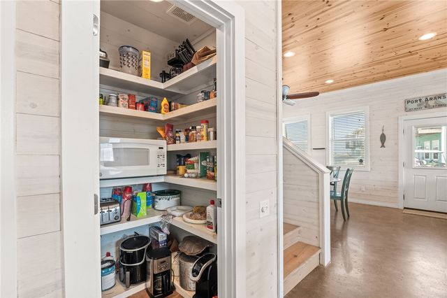 640 Gulf Village Dr, Port Aransas, TX 78373