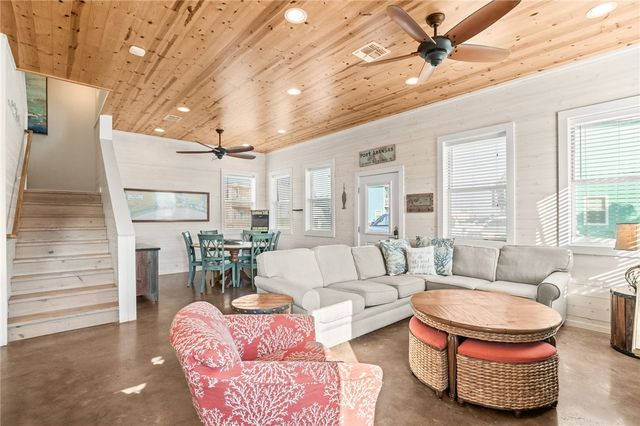 640 Gulf Village Dr, Port Aransas, TX 78373