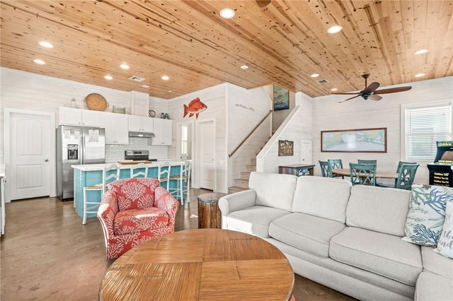 640 Gulf Village Dr, Port Aransas, TX 78373