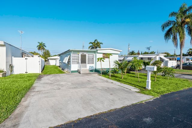 8949 Oak Street, Boynton Beach, FL 33436