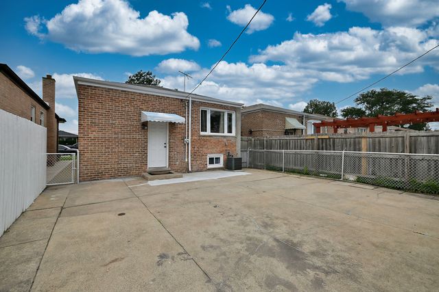 11121 S Ewing Avenue, Chicago, IL 60617