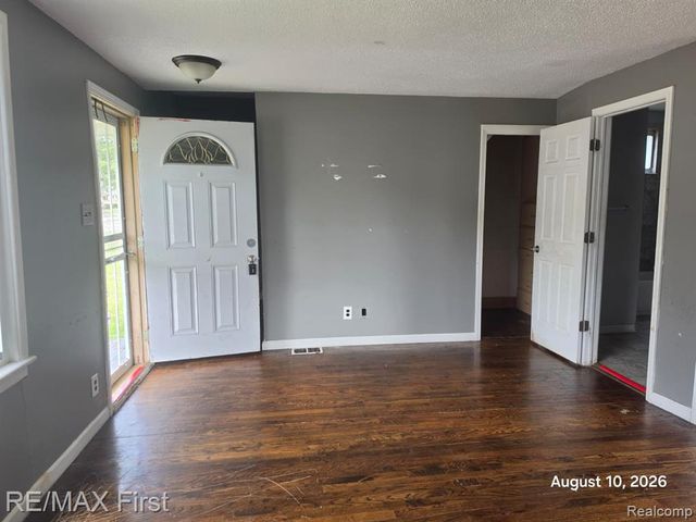 6752 Meadow Avenue, Warren, MI 48091