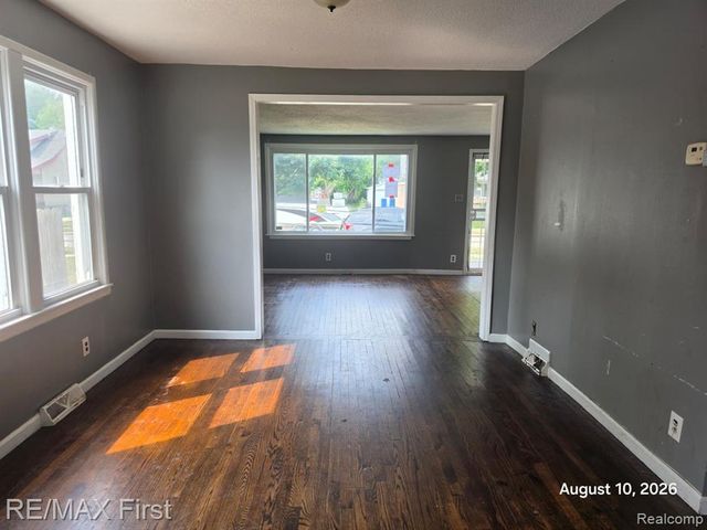 6752 Meadow Avenue, Warren, MI 48091