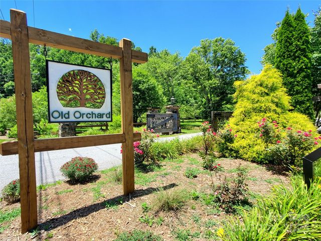 307 Summer Orchard Drive, Hendersonville, NC 28792