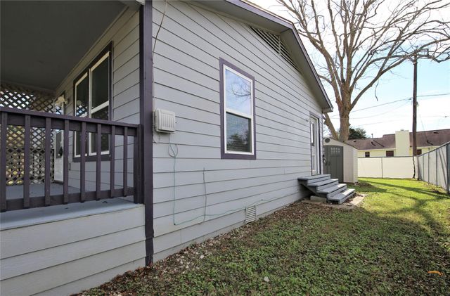 6611 Wayne Johnson Avenue, Hitchcock, TX 77563