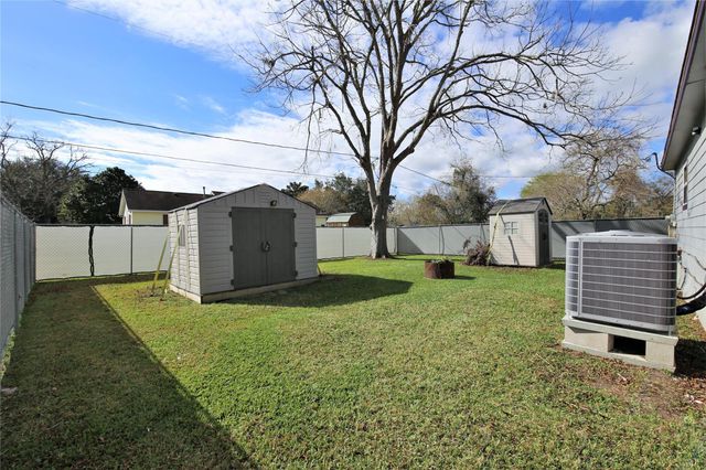 6611 Wayne Johnson Avenue, Hitchcock, TX 77563