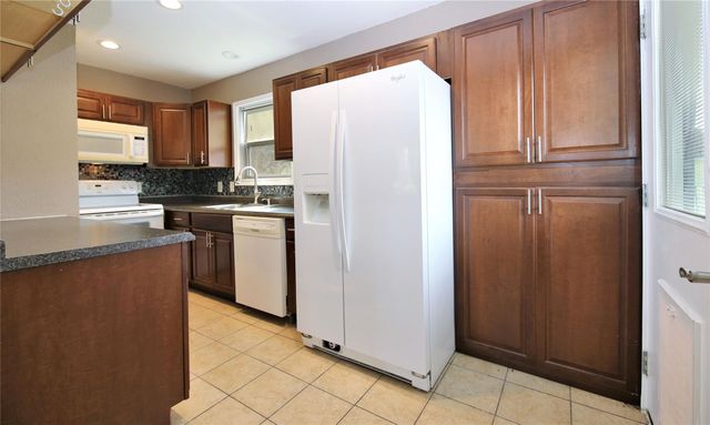 6611 Wayne Johnson Avenue, Hitchcock, TX 77563