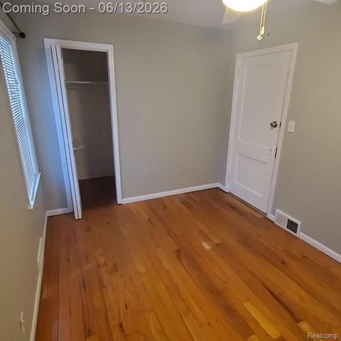 675 E Beverly Avenue, Pontiac, MI 48340