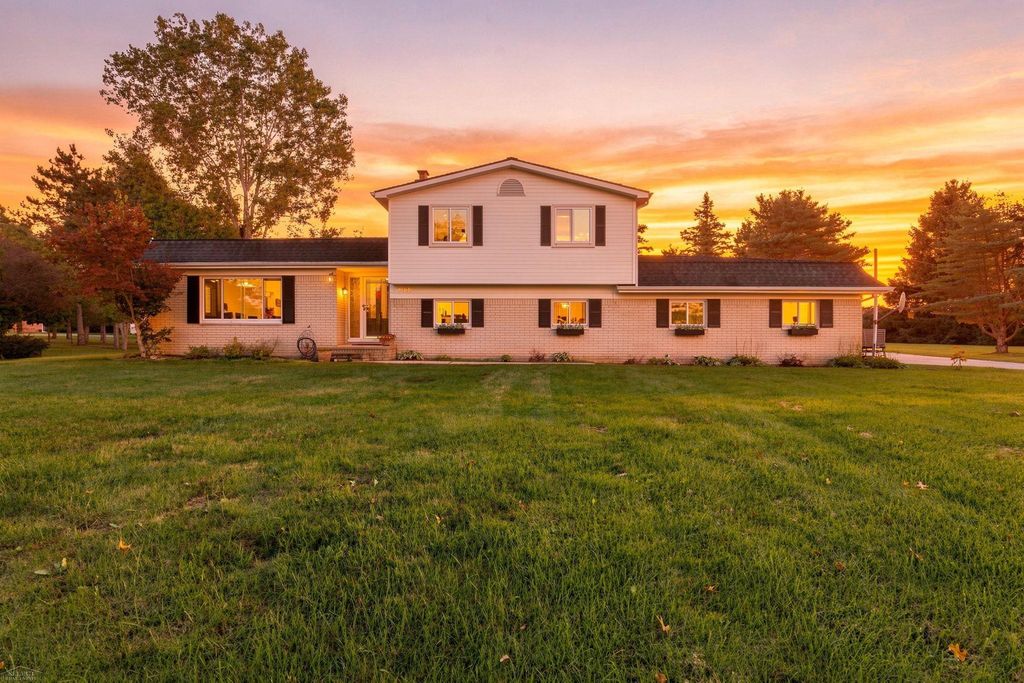 3423 Burwood Lane Lane, Oak Park, MI 48357