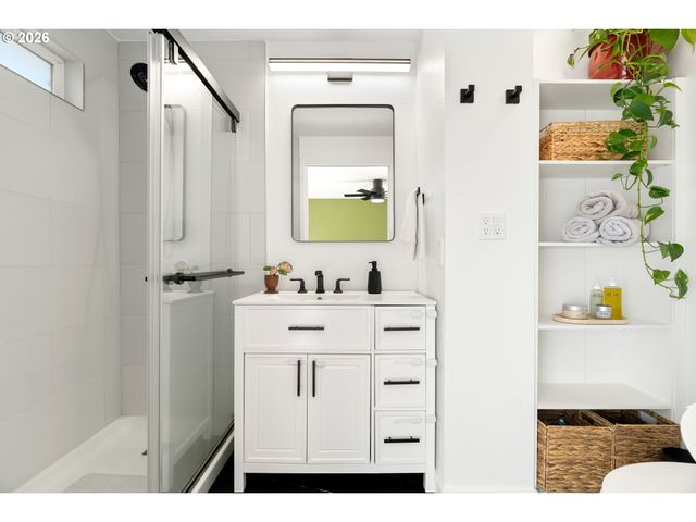 1527 Ne LA MESA Pl, Gresham, OR 97030