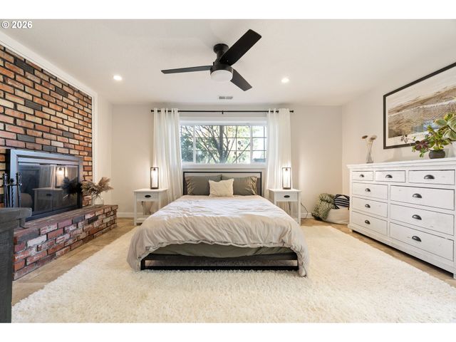 1527 Ne LA MESA Pl, Gresham, OR 97030