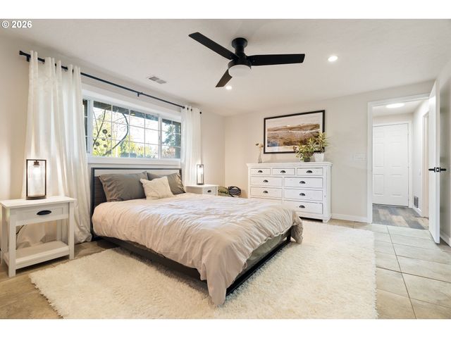 1527 Ne LA MESA Pl, Gresham, OR 97030