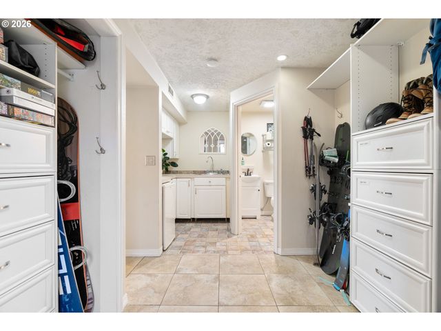 1527 Ne LA MESA Pl, Gresham, OR 97030