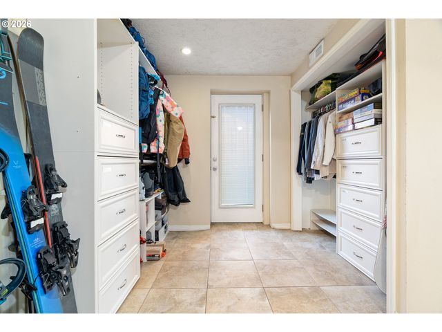 1527 Ne LA MESA Pl, Gresham, OR 97030