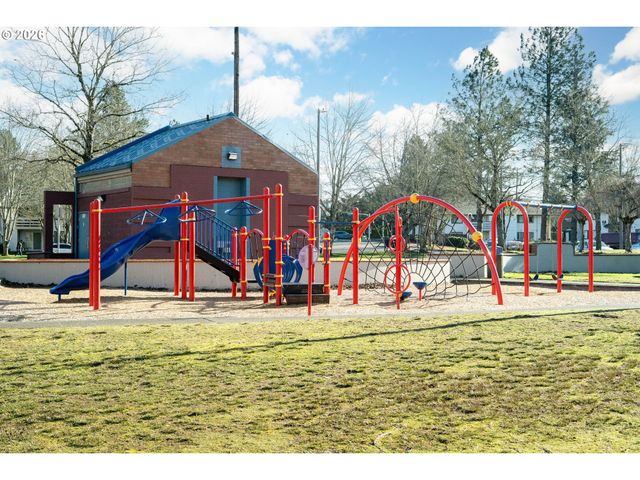 1527 Ne LA MESA Pl, Gresham, OR 97030